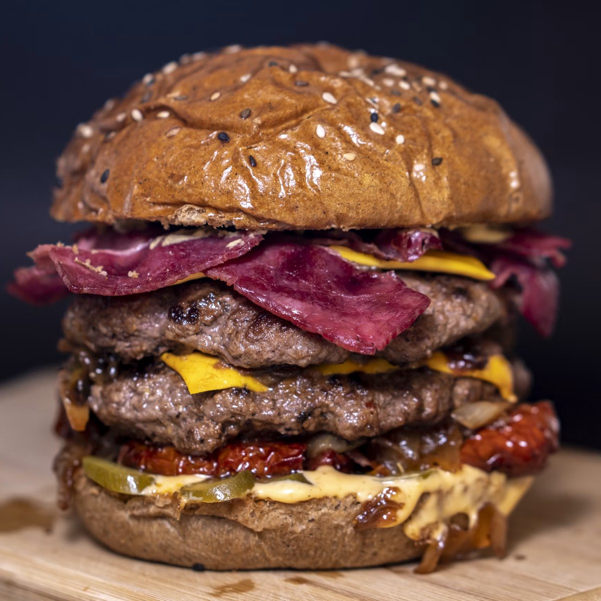 Hambúrguer artesanal Casa Ferreira Burger, com blend suculento e pão brioche